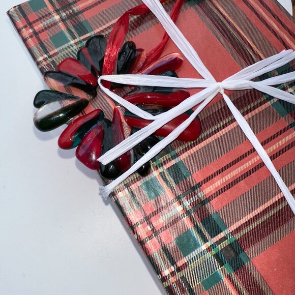 #9308 RED CLEAR BLACK WREATH ORNAMENT / WINDOW SUNCATCHER - Picture 3 of 11